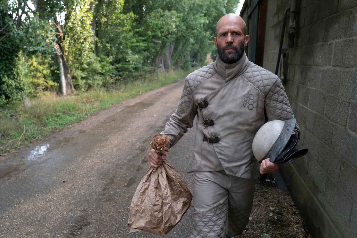 y_statham_'s tweet photo. 冒頭でスズメバチの巣を持ってるシーンあったけど、本編鑑賞後にこの画像見ると生首持ってるようにしか見えない https://t.co/x3dafFj1aB