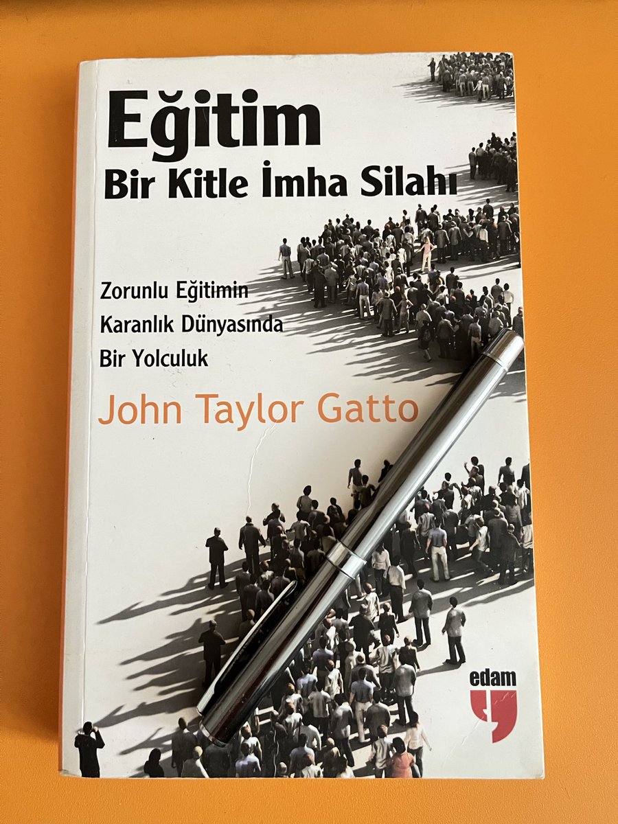 Bireyin hayatın akışında edindiği eğitimden koparıldığı, bilimin “şeffaf” bir iyilikten ne denli uzak olduğu ikisinin de bürokrasiyi oyuncağı yapan “sermaye sahipleri”ve“aristokrasi sınıfının” elleriyle nasıl kirlendiğini anlatan çalışma. #kitaptavsiyesi