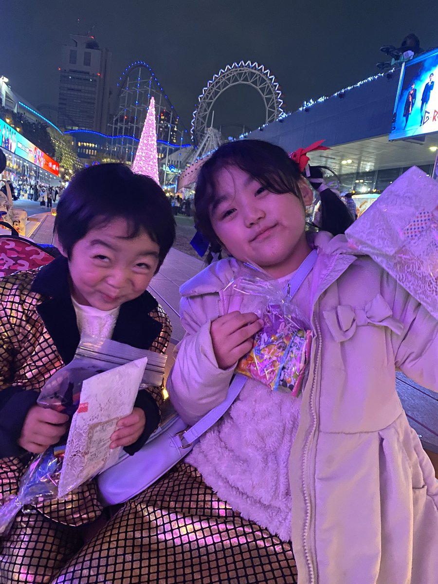 miyutuyo0410's tweet photo. 東京初日お疲れ様でしたー！！
歩くたびに可愛いと言われ…
ご満悦な息子です😂❤️
（調子にも乗ってる）

そして初対面にもかかわらず
差し入れをお裾分けいただき😭💖💖

KinKiファン暖かくて幸せです😭💙❤️

#DOMOTOコン 
#KinKi  #KinKiKidsコンサート https://t.co/eGgFPTa7Mj