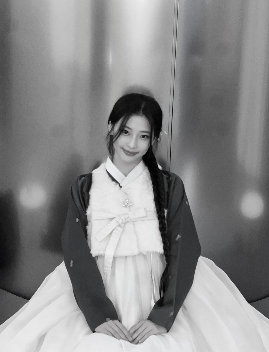 cuewti's tweet photo. 한복을 처음 입어보니, 몸으로 직접 역사와 전통을 느끼는 듯한 기분이었어요. 옷의 주름 하나하나, 디테일마다 한국의 풍부한 문화가 담겨 있는 것 같고, 그 과거와의 연결을 느끼며 매우 특별한 경험이었습니다.

𓍯𓂃𓏧♡ https://t.co/JKCXjeGksQ