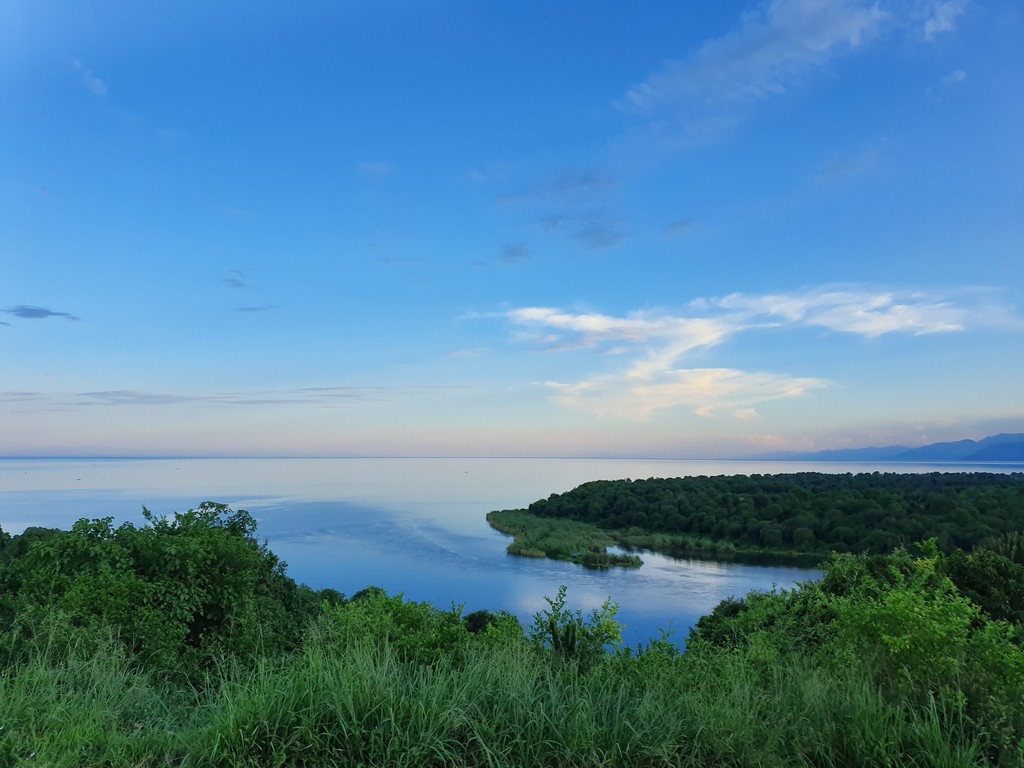 gorillacd's tweet photo. La confluence de la terre, de l'eau et du ciel sur cette image pittoresque illustre la beauté d'#Ishango, une petite ville située près d'un exutoire du #LacÉdouard. L'écoulement alimente la Rivière Semliki, qui se jette dans le lac Albert.
📸 Parc National des Virunga https://t.co/CIIMvDJ6rA