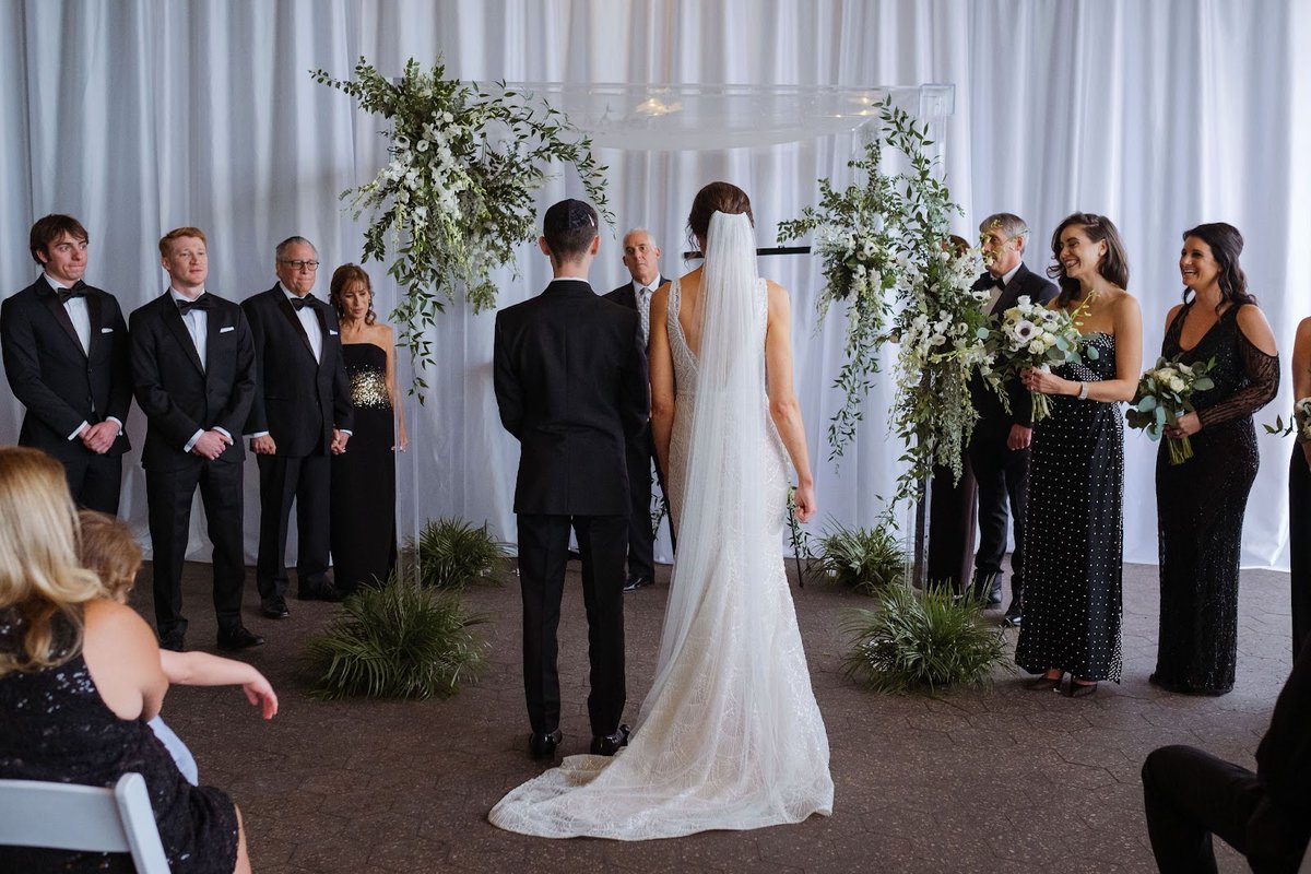 The draping, that veil, and the accents paired with classic florals—pure wedding magic has us absolutely swooning!