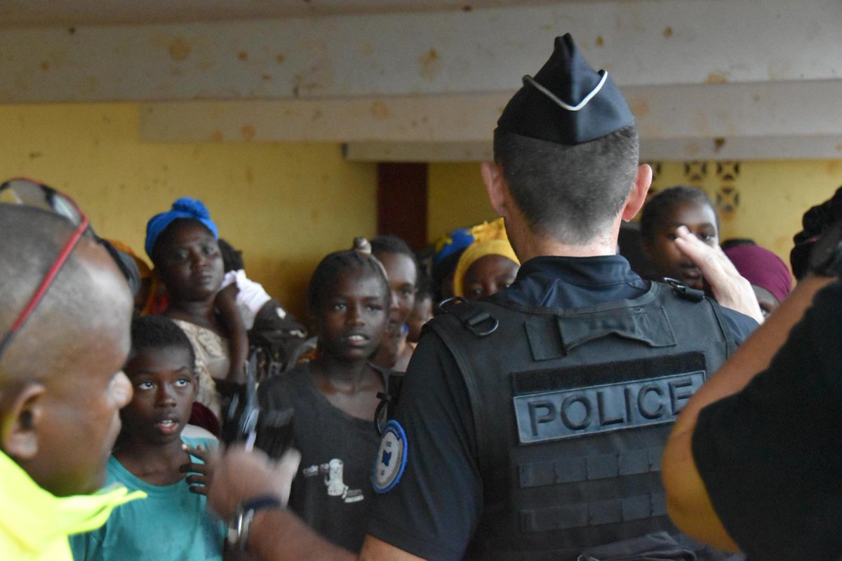 PoliceNationale's tweet photo. #Dikeledi | Face à l'épreuve imposée par la tempête tropicale qui frappe #Mayotte, la police nationale est aux côtés des habitants assurant sécurité et assistance. Les #policiers démontrent à nouveau leur engagement pour protéger et servir, dans les conditions les plus difficiles.