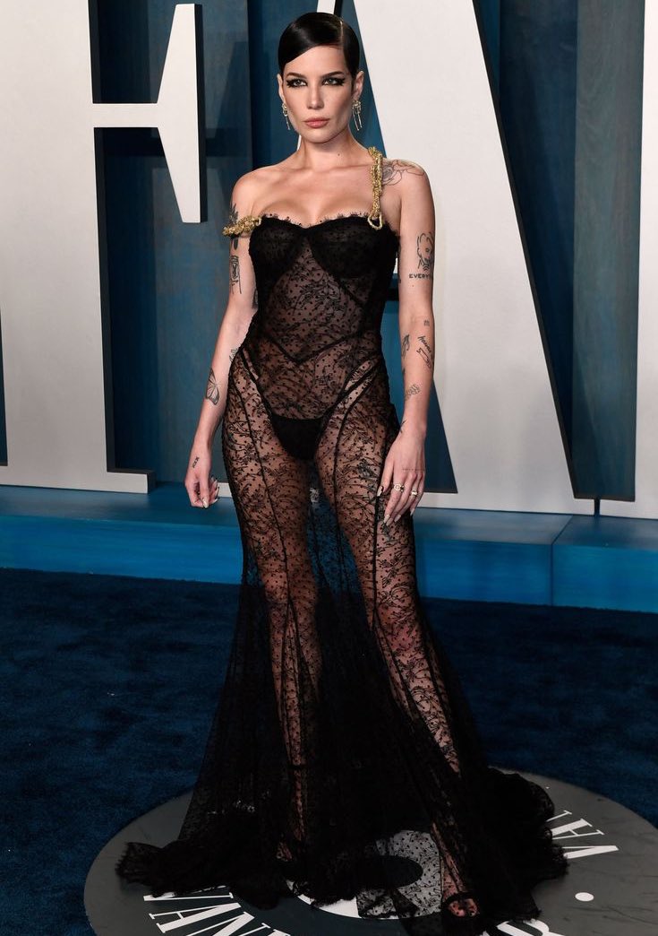 HopelessPunksey's tweet photo. one thing ab Halsey, she’s always gonna eat up a little black dress https://t.co/zAAXuoeAZ2