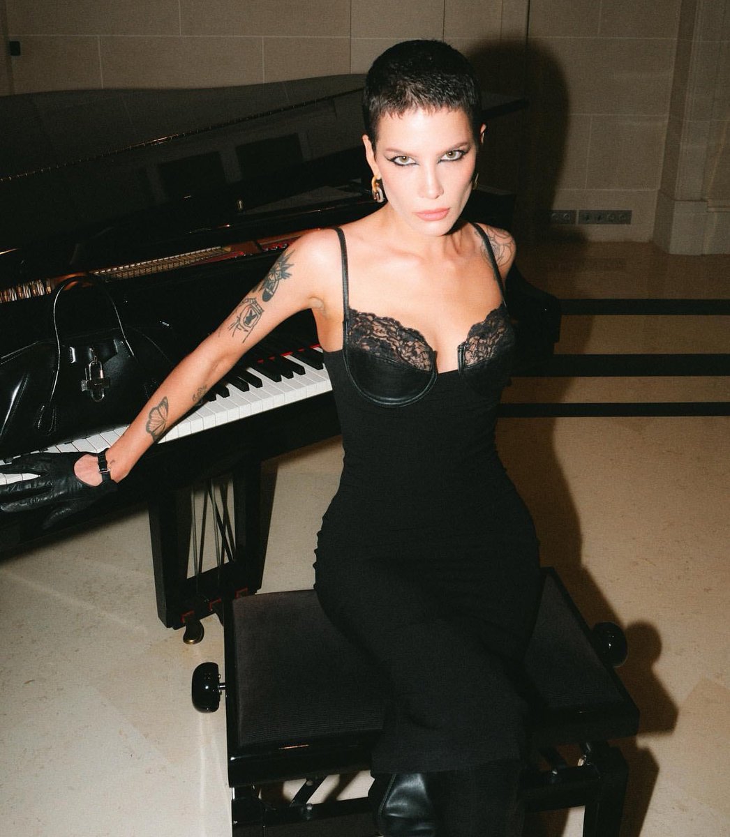 HopelessPunksey's tweet photo. one thing ab Halsey, she’s always gonna eat up a little black dress https://t.co/zAAXuoeAZ2