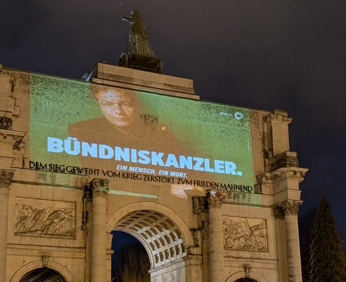 kathi_wolfgang's tweet photo. @AnAudretsch @GrueneNeukoelln Diese Gerechigkeit, wo harmlosen Bürgern eine Hausdurchsuchung droht, die es wagen #Habeck einen Schwachkopf zu nennen, während er selbst es lustig findet, illegale Aktionen für sein Ego zu nutzen? 
#Siegestor #Gruene https://t.co/uZcQ4QWRPo