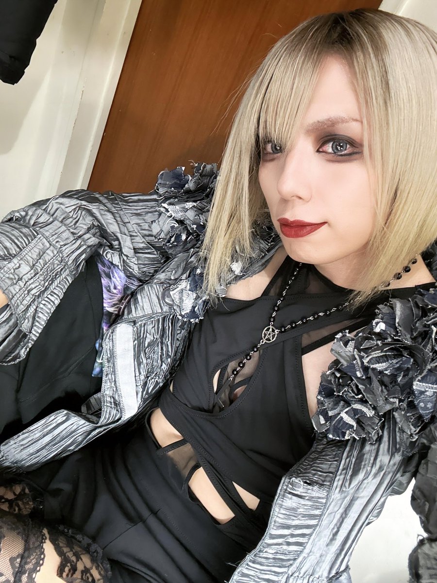 gakkun_guitar's tweet photo. 新年1発目のライブ、VERONICAツアー初日大塚ありがとうございました！☺︎
初披露のVERONICA、弾いてて気持ちいい楽しいフレーズだらけだな〜忙しいけど！
そんなに暴れた記憶ないのにもう足にアザ出来ている、ライブって怖い😨
ツーデイズで明日も早起きだから風呂入って寝るぞ〜💤
また明日🐖 https://t.co/0sm8SCuoNv