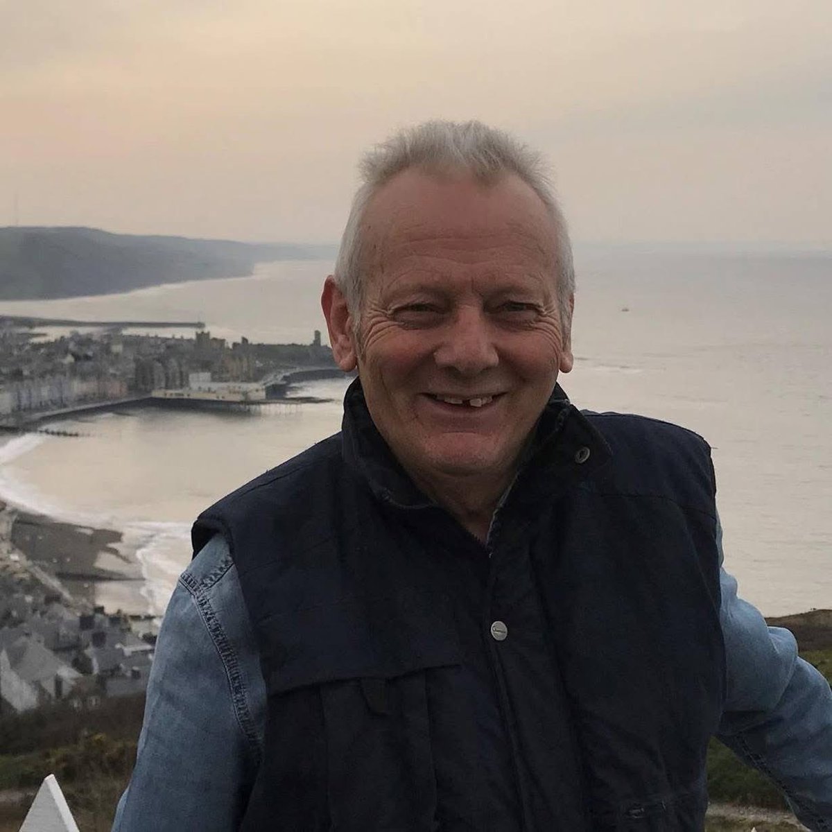 Gyda thristwch clywsom 11/2/25 am farwolaeth Ysgrifenydd Pwyllgor Llên Eisteddfodau sef y Dr Ted Jones, Ffair Rhos. Ers 1964 teulu Ted yn unig fu’n ysgrifenyddion y Pwyllgor. Ei dad Y Prifardd Dafydd Jones, ei frawd John a Ted. Yn dad a datcu balch gedy flwch anferthol ar ei ôl.