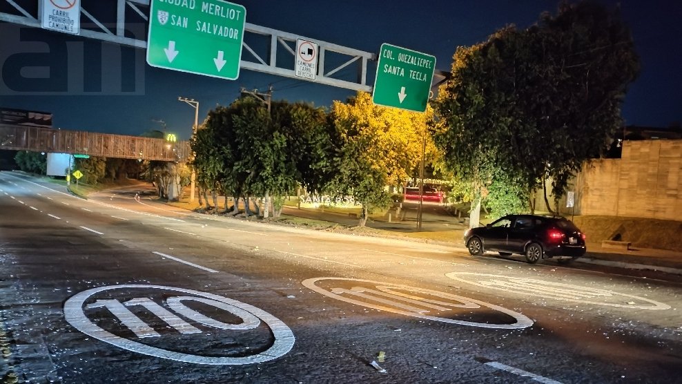 AMoralesfoto's tweet photo. Cambio de la señalizacion de restricción de velocidad sobre el bulevar M. Romero de 90 k/ h a 110 k/h @prensagrafica https://t.co/CQrAr8WDQT