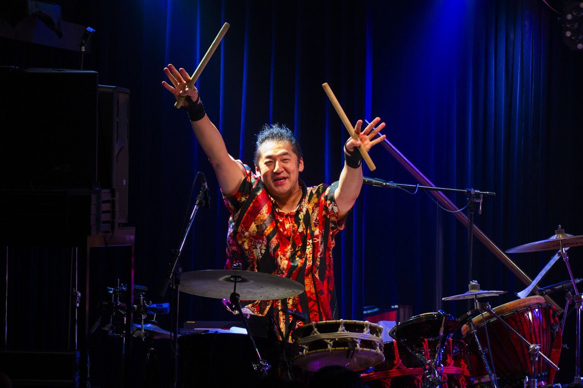 hidano_taiko's tweet photo. 我が #EnTRANS 結成24年
恒例の新春ライブ終了☑️

超満員で最高の時間でした😊‼️

僕は55歳で…御三方は、
75歳、73歳、72歳。

客席乱入で、おったまげ〜最長老
#鳴瀬喜博 師匠の元気さは怪物

僕はデビュー35周年だけど
ここでは若輩者(笑)😆
ご自愛下さい

#ミッキー吉野
#八木のぶお 
#ヒダノ修一 https://t.co/lMqI2LwAHi