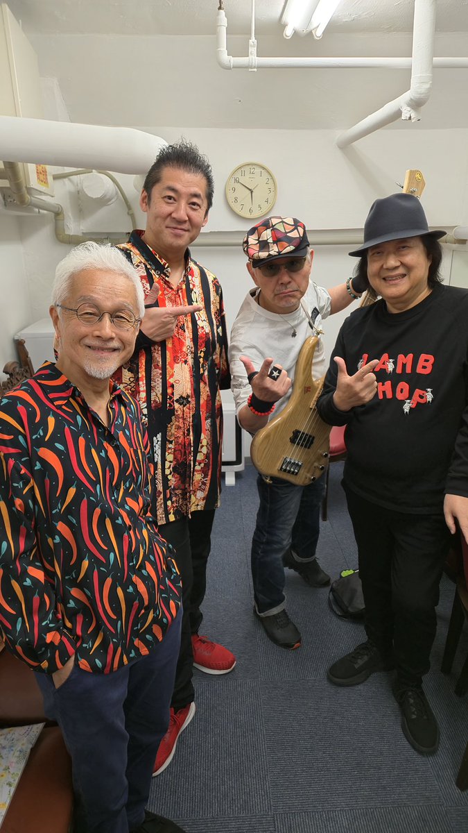 hidano_taiko's tweet photo. 我が #EnTRANS 結成24年
恒例の新春ライブ終了☑️

超満員で最高の時間でした😊‼️

僕は55歳で…御三方は、
75歳、73歳、72歳。

客席乱入で、おったまげ〜最長老
#鳴瀬喜博 師匠の元気さは怪物

僕はデビュー35周年だけど
ここでは若輩者(笑)😆
ご自愛下さい

#ミッキー吉野
#八木のぶお 
#ヒダノ修一 https://t.co/lMqI2LwAHi