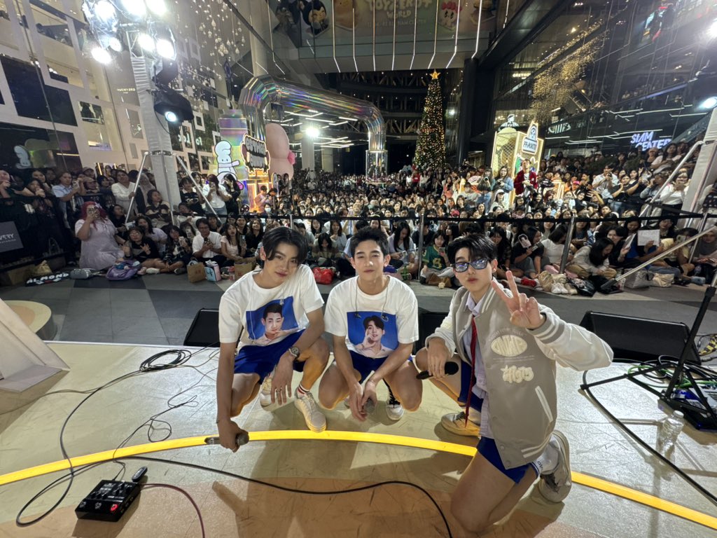 tia51_official's tweet photo. วันนี้ต้องขอขอบคุณ @siam_center   ที่ให้เกียรติ  แอลม่อน , โปรเกรส , กฤษฎิ์ มาส่งมอบความสุขในงาน Siam Center Music New Gen และขอขอบคุณพี่ๆทุกคนที่มาหากันในวันนี้ แล้วเจอกันใหม่ครับ 

AM PG K X SIAMCENTER
#SiamCenterxLovesick2024
#FriendofSiamCenter
#Fridayband #Tia51 https://t.co/TaT3KaStzT