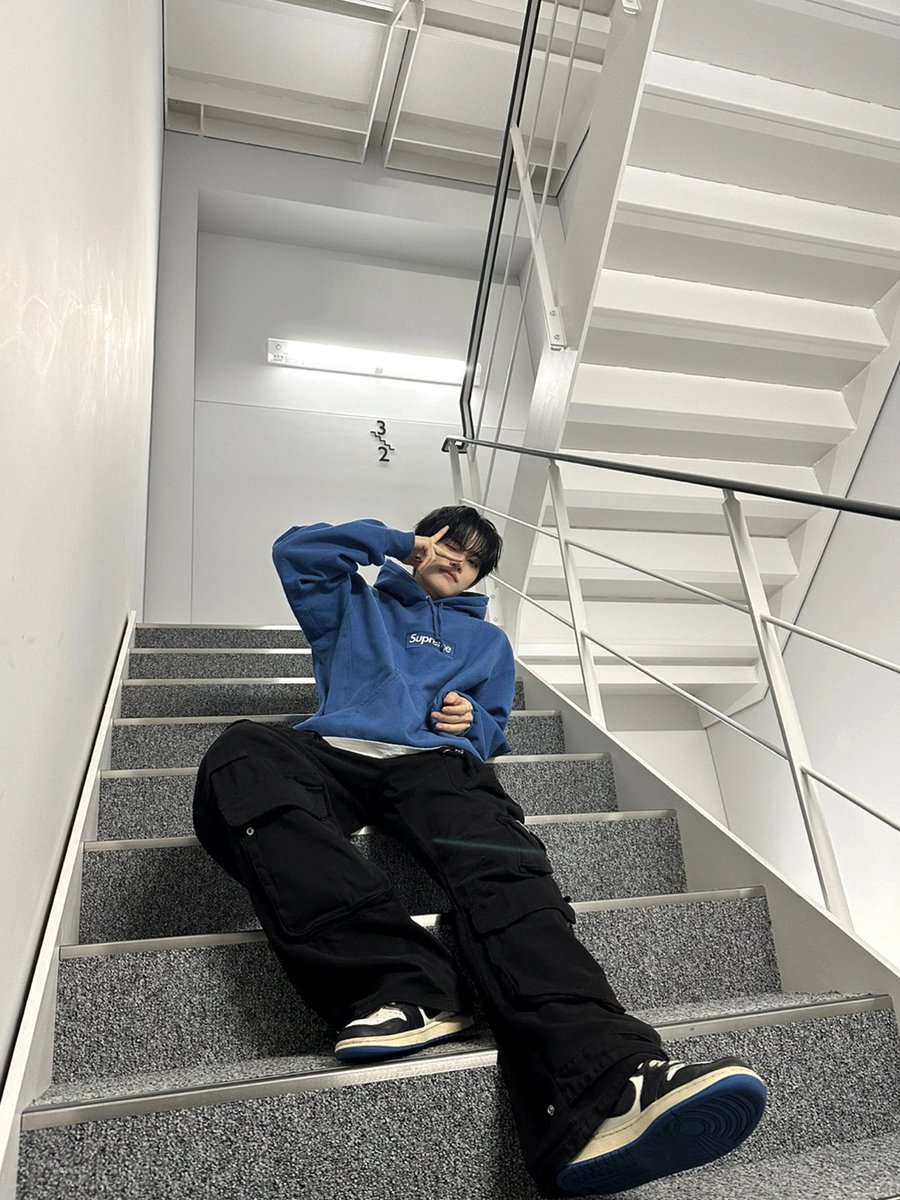 Dressed in a classic blue hoodie and black pants, I’m embracing the simplicity of the moment. Sometimes, it’s the little details—like the steps we take, the outfits we choose, and the calm we carry—that reflect who we are.