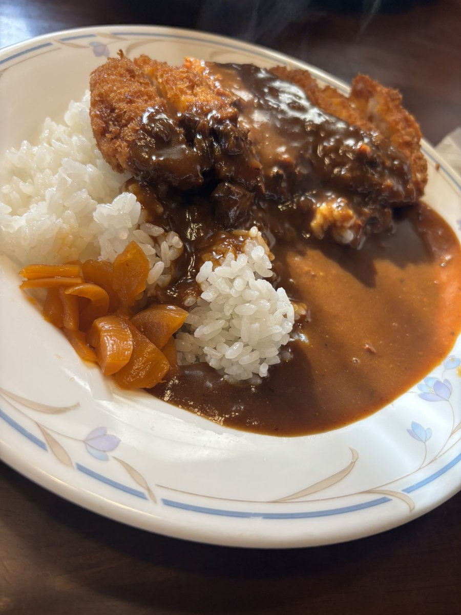 279500's tweet photo. 赤磐市の喫茶店ウエストロードにてカツカレー。
近所のじーちゃんばーちゃんがガヤガヤしてヨレヨレの漫画と雑誌を読みながら自由に徘徊する猫をチラ見する午後。
ちなみに定食が安くて多くて美味いのでオススメです。
時間をゆったり使いたい方へ。 https://t.co/Erd36hy7Z2
