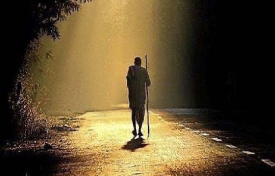 FARSÇA KOLAY BEYİTLER-337

از  مسجد  و  میخانه  وز  کعبه  و  بتخانه
مقصود خدا عشقست باقی همه افسانه
(قاسم انواع، غزل ۵۹۱)