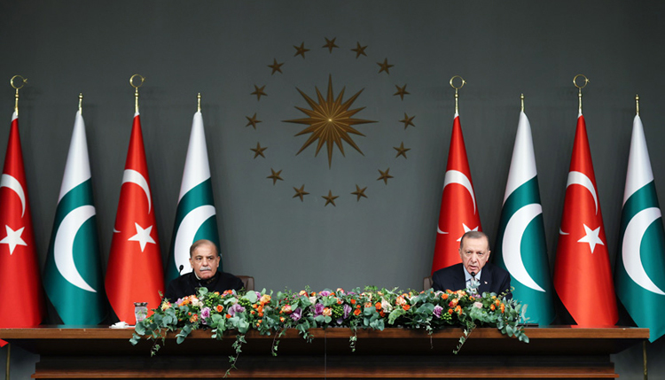 TurkishCentury's tweet photo. Türkiye is now openly threatened by Israel, a #nuclear power fully backed by the US, with nuclear annihilation!
We reckon it may be time for #Ankara to seek a mutual #defense treaty with #Islamabad and request stationing of a number of Pakistani nuclear weapons in Türkiye as a nuclear deterrent against ICC-wanted #Netanyahu's bloodthirsty genocidal regime.
If it comes to a hot conflict with Israel/USA, can we count on Pakistan to come to our aid, which might risk a nuclear attack on Pakistan itself by Israel/USA?