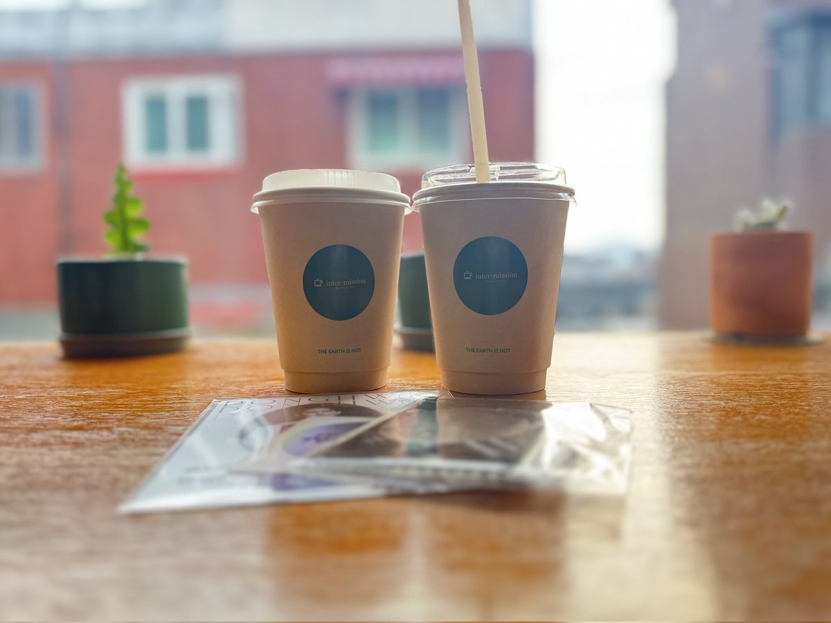 카페 인터미션 첫방문
배우님으로 가득한 공간 너무 좋았어요♡♡
예쁜 사진 고맙습니다~~♡
#TIME_TO_SAY_DONGHWA
#하나의_동화_생일에_마음을_담아  
#HAPPY_DONGHWA_DAY