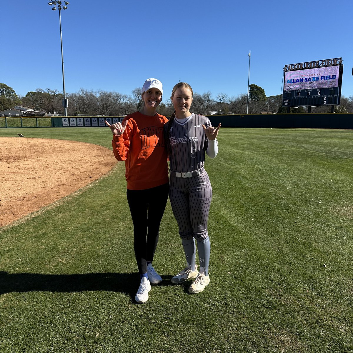 I had such a wonderful time back at <a href="/UTAMavsSB/">UTA Softball</a> ! Thank you, <a href="/Kara_Dill/">Kara Dill</a> , <a href="/hunter_bunch10/">Hunter Bunch</a> , <a href="/emason55/">Elizabeth Mason</a> , and <a href="/laurenfoster02/">Lauren Foster</a> , for hosting an amazing camp! Great experience and hope to be back!! #BuckEm🐎
@DeesHTX18U <a href="/GrahmannMichael/">Michael Grahmann</a> <a href="/HalataBrian/">Brian Halata</a>