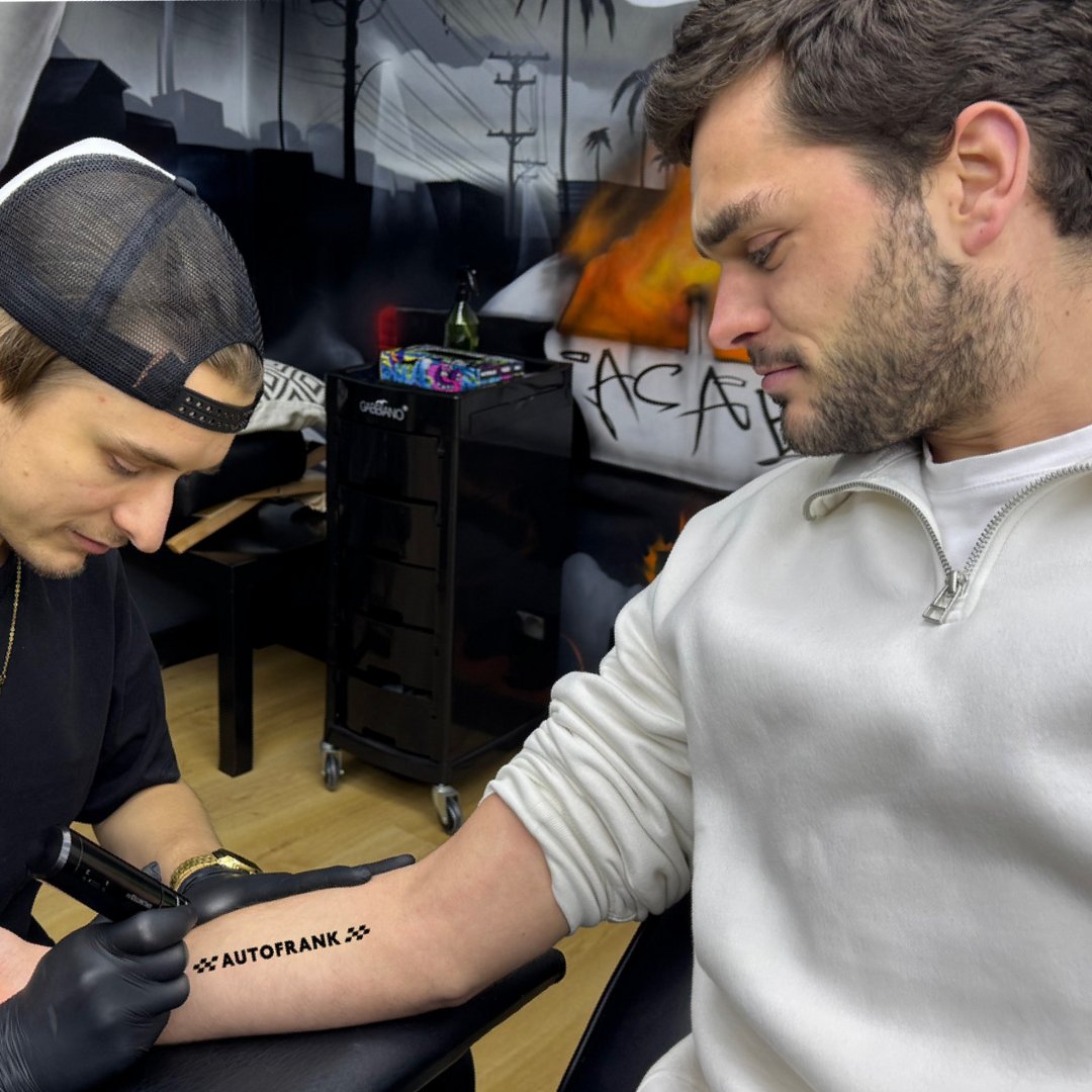 viewsagencybe's tweet photo. We did something 🙌 Vanaf nu vind je de logo’s van al onze trotse klanten op onze arm! 😱

Wij helpen ondernemers nr. 1 autoriteit worden in hun eigen markt door middel van gerichte video strategieën.

👉https://t.co/Wq2wh0j5JT https://t.co/h0gb72ze6F
