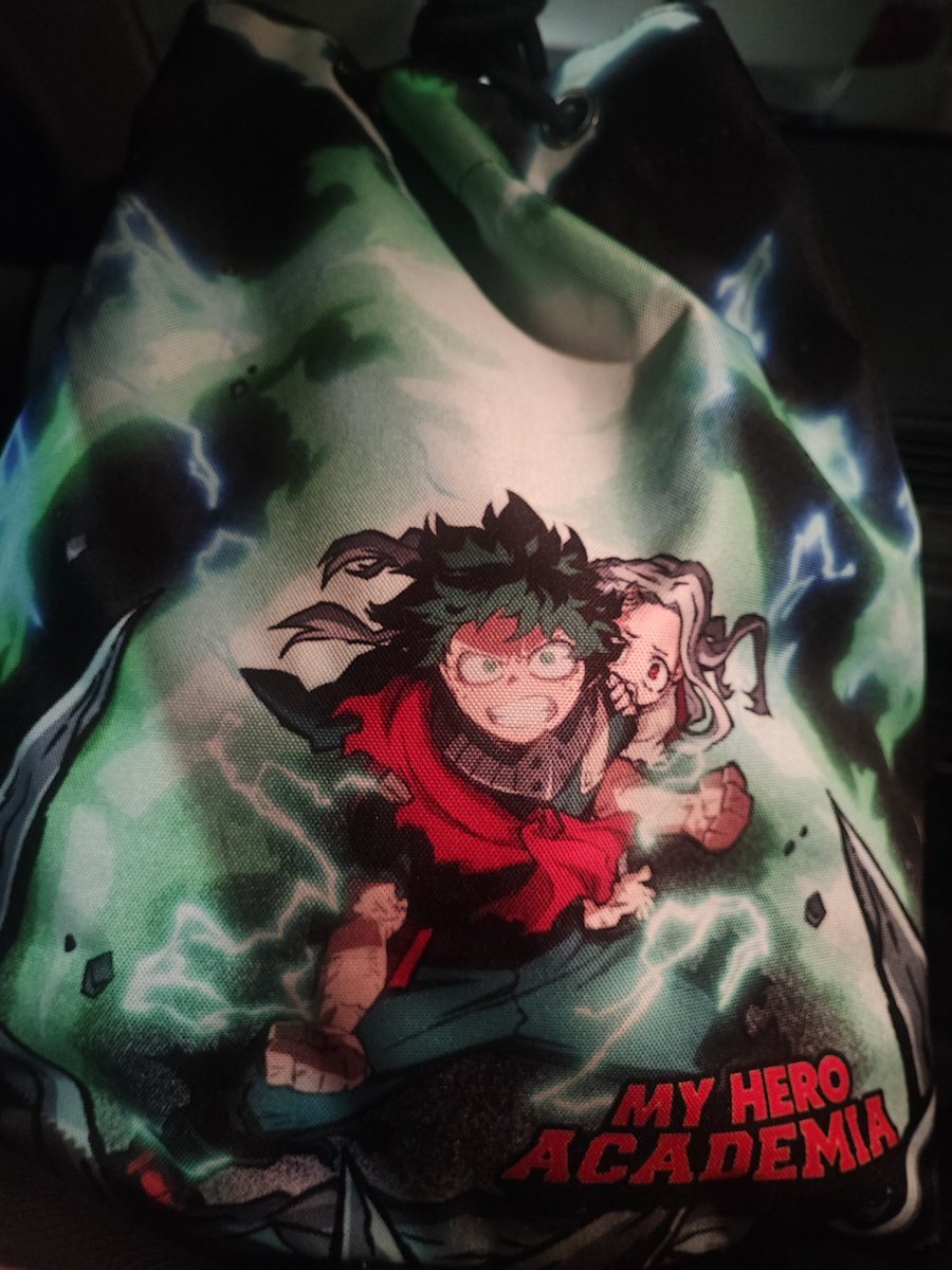 Gosh, *I* cried when I opened the magazine and was confronted by  this double spread. Specially, after noticing he's at *the* infinite Deku panel.

I mean, I carry this bag to work with me everyday, so you can imagine just how hard it hit for me... 🥺🥺🥺