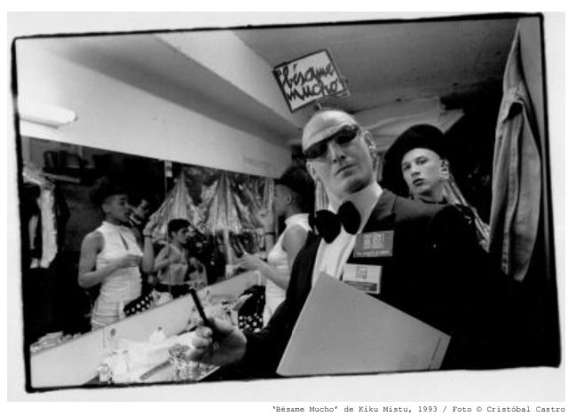 🗣️ ”Escudado tras el personaje, te conviertes en indestructible", dijo Flo.

📍 Camerino del espectáculo 'Bésame Mucho‘ de <a href="/KikuMistu/">Kiku Mistu Thou / Ong. Imaginari. Escola de Vida</a>, 1993.

📷 Foto © Cristóbal Castro