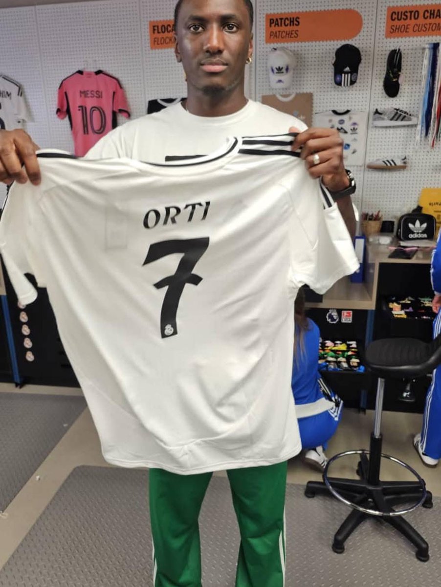 DINGUESTZenaba's tweet photo. Ce soir… Les voisins, nikammoulou maakoum tak tak🤪🤞🏾🧘🏽♀️ #HalaMadrid 🤍
#Orti ✨ https://t.co/YilBMalDLE