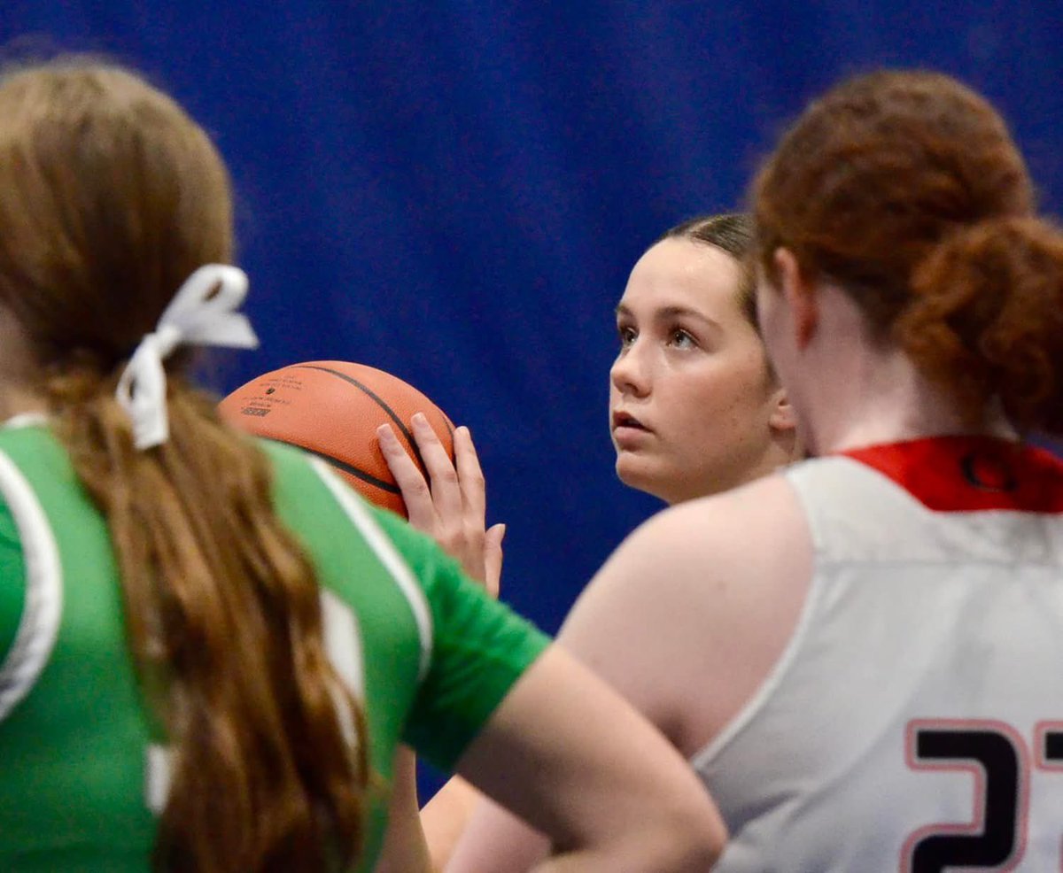 EmSnell4's tweet image. Always on the court or the field…@aksnell04.  Life of an athlete 🏀🏐🥎