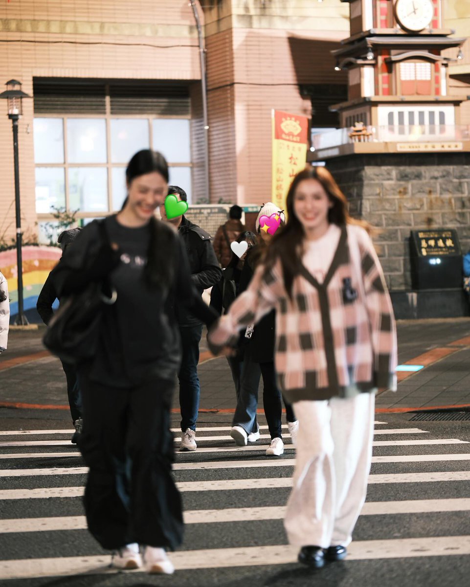 bodyguardchuu's tweet photo. #MilkLove #มิ้ลค์เลิฟ 

miwluv holding hands while crossing the street in taipei 💚🩷

2024                                         2025 https://t.co/yRKYj9g1x0