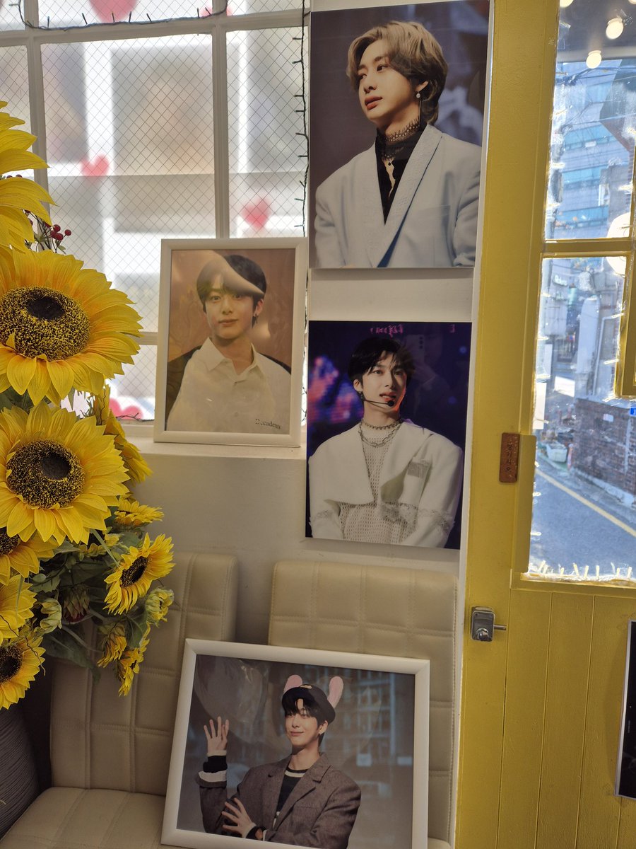 chae_mindoog's tweet photo. 우선 모든 앨범의 cd로 가득 채운게 너무너무 좋았어요!Lp안에 형원이가 디제잉하는 사진을 넣어서 만든것도 너무너무 좋았고 형원이 사진이랑 거북이들로 채워진 포토존도 너무 좋았어요!!
#에이치원_분위기_띄워
#HAPPY_HYUNWON_DAY https://t.co/ilc4Af4NZj