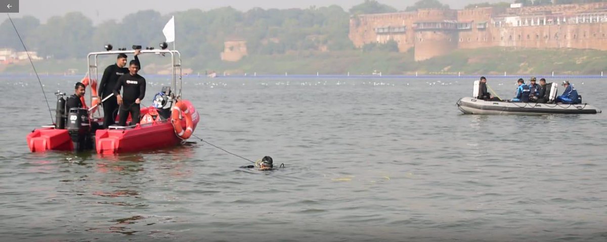 ProDefLko's tweet photo. As part of final security preparedness for #MahaKumbh2025,joint ‘Security &amp; Rescue’ mock exercise by Army,Navy,SDRF &amp; Jal Police was held to optimize response against waterborne threats &amp; fine-tune rescue operations from ‘Indian Army Floating Control Station’ on the Yamuna.
(1/2) https://t.co/xOg9HAgHwy