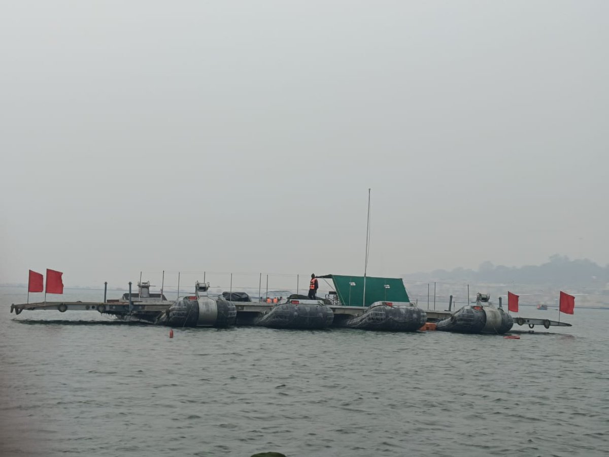 ProDefLko's tweet photo. As part of final security preparedness for #MahaKumbh2025,joint ‘Security &amp; Rescue’ mock exercise by Army,Navy,SDRF &amp; Jal Police was held to optimize response against waterborne threats &amp; fine-tune rescue operations from ‘Indian Army Floating Control Station’ on the Yamuna.
(1/2) https://t.co/xOg9HAgHwy
