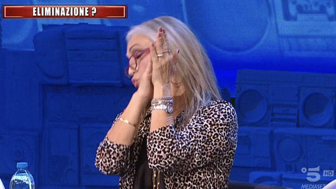 emyedjts's tweet photo. maro sono tutte uguali ste canzoni che rottura di coglioni #amici24 https://t.co/RnA2sjgUXv