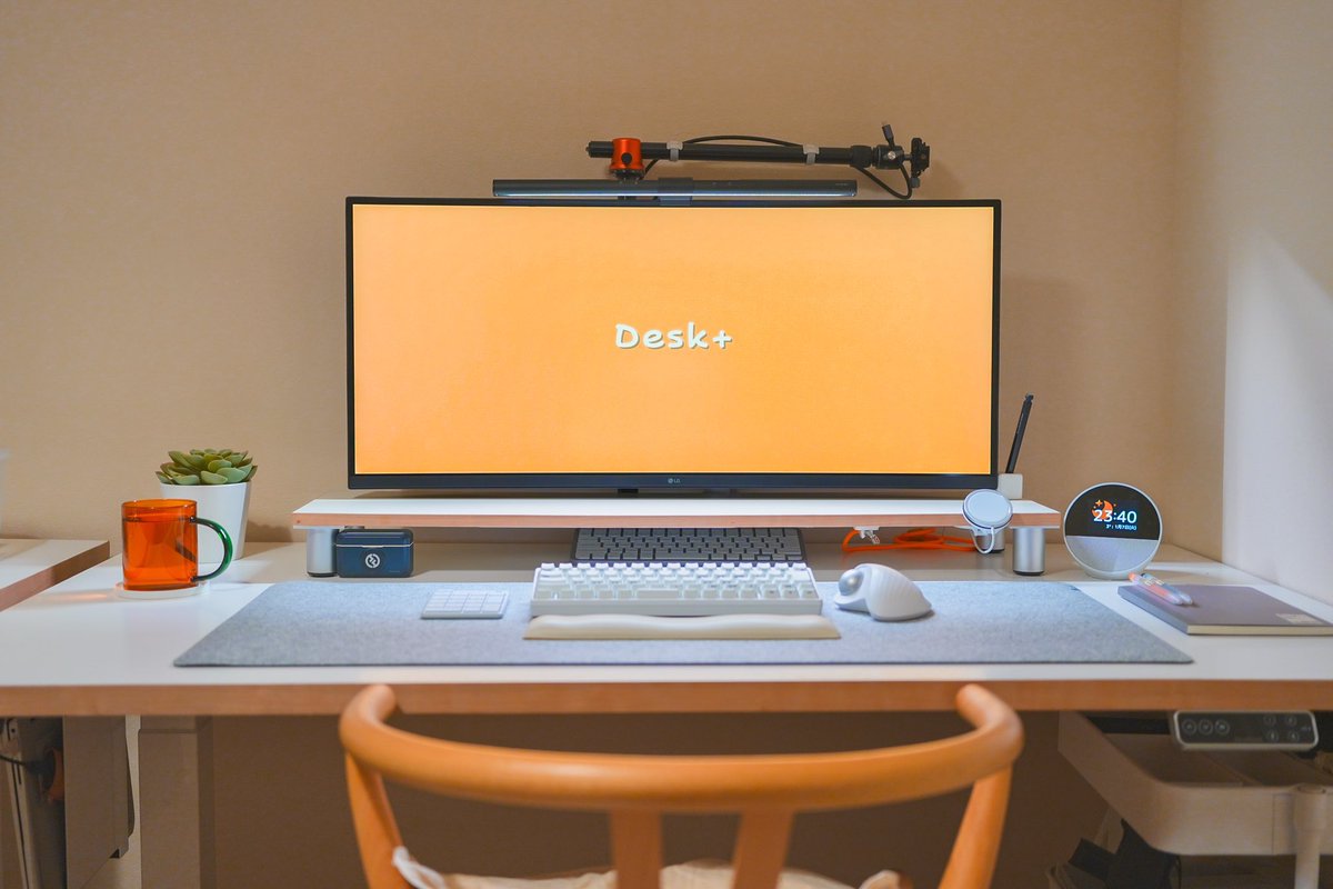 deskplus_'s tweet photo. 外していたデスクシェルフに突板を貼って戻し、モニターライトと俯瞰撮影のアームを白くし、小物を足して少し雰囲気が変わりました。背景が暗いので何とかしたいところ😌

#desksetup https://t.co/vOWA0JdIMZ