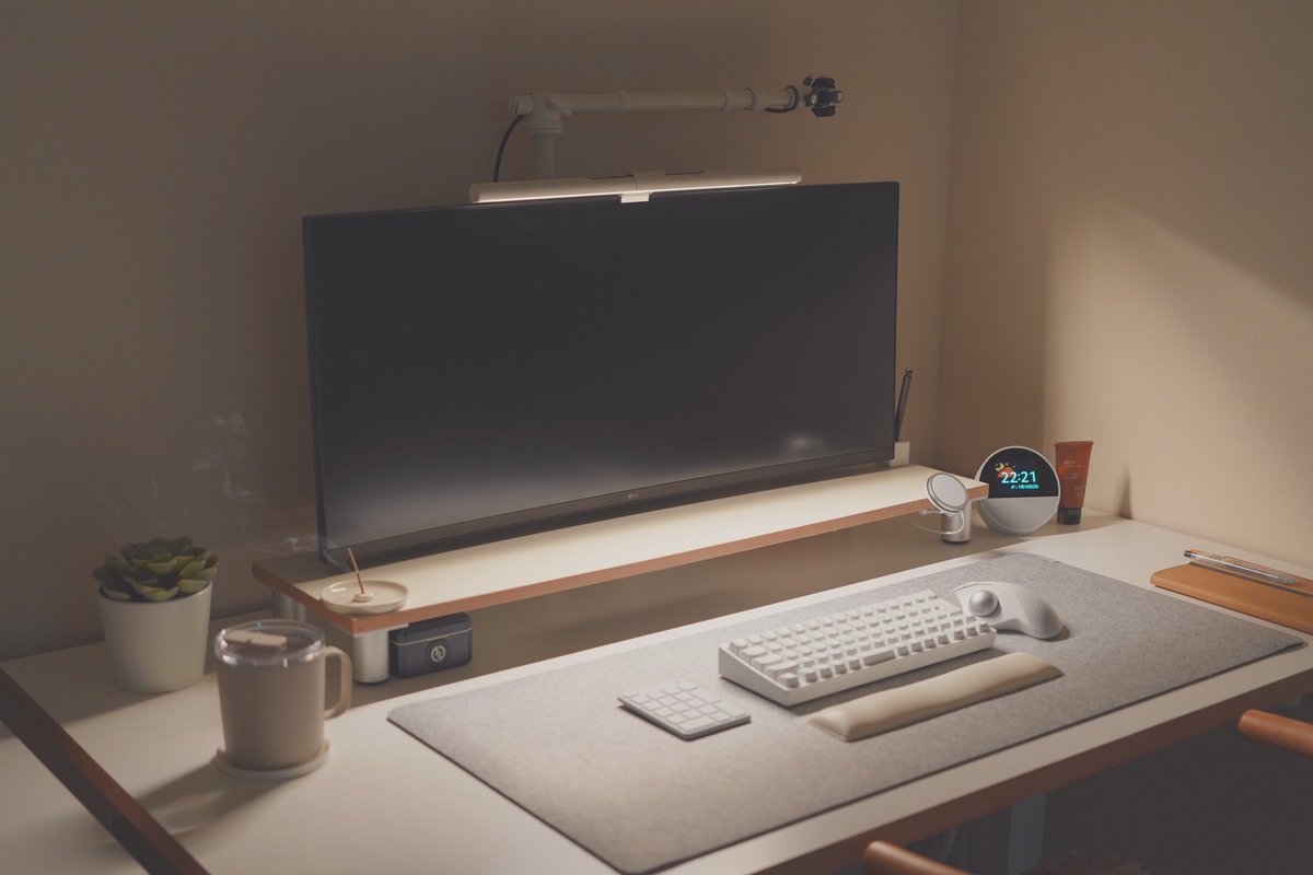 deskplus_'s tweet photo. 外していたデスクシェルフに突板を貼って戻し、モニターライトと俯瞰撮影のアームを白くし、小物を足して少し雰囲気が変わりました。背景が暗いので何とかしたいところ😌

#desksetup https://t.co/vOWA0JdIMZ