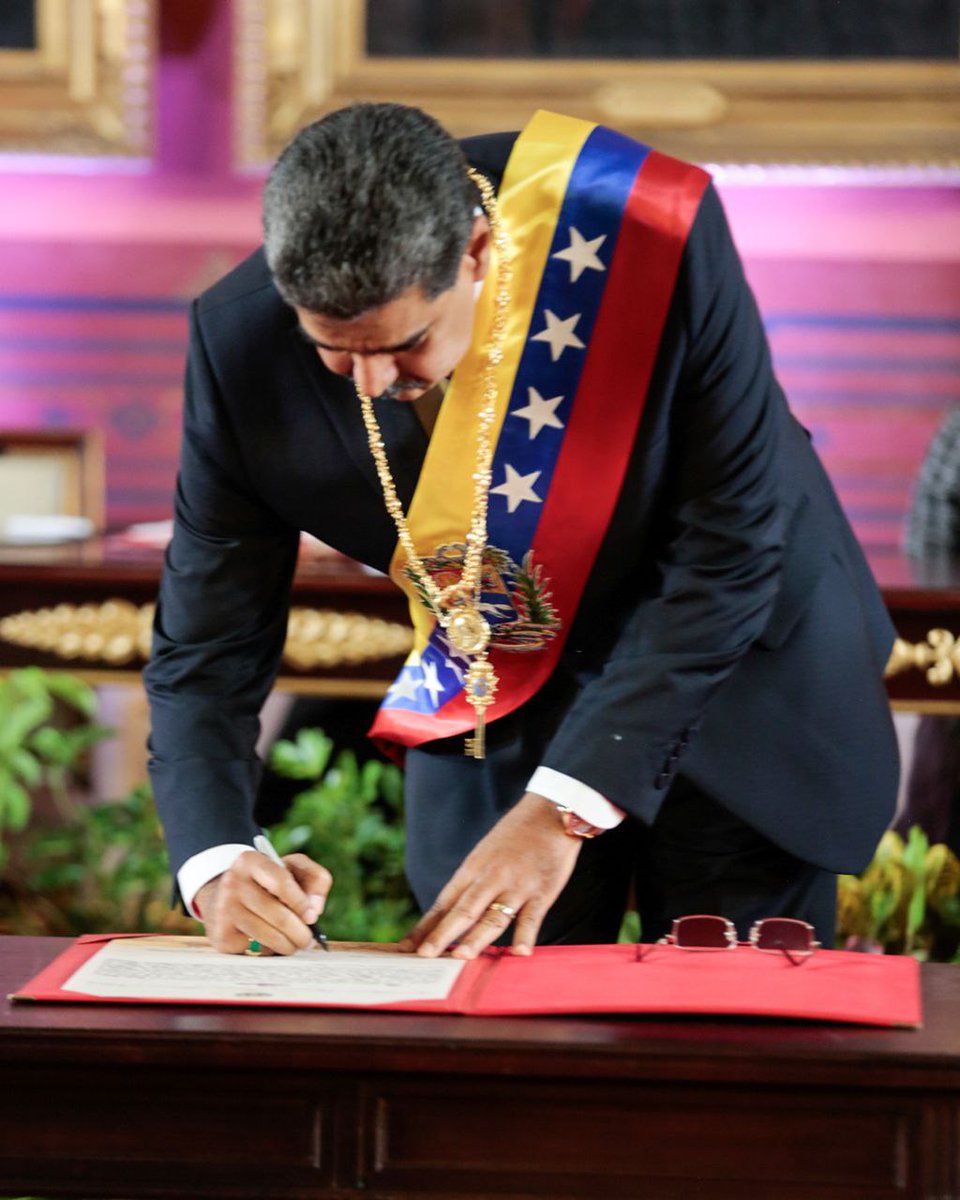 SonPolemicas's tweet photo. Les dije que María Corina quedaría Inhabilitada y asi fué.
Les dije que Yoris no sería candidata y así fué.
Les dije que Edmundo perdería y así  fué.
Les dije que Maduro se iba a juramentar y así fué.
Les dije que Edmundo no vendría a Venezuela y así fué.
Aquí no vendemos humo. https://t.co/vgDYD5MNwO