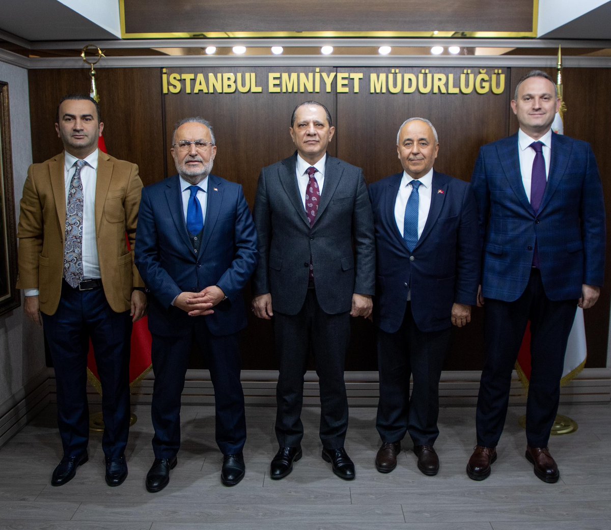 İstanbul İl Emniyet Müdürlüğü görevine atanan Sn. Selami Yıldız ‘a hayırlı olsun ziyaretinde bulunduk. 

Nazik ev sahiplikleri için kendilerine çok teşekkür ederiz.