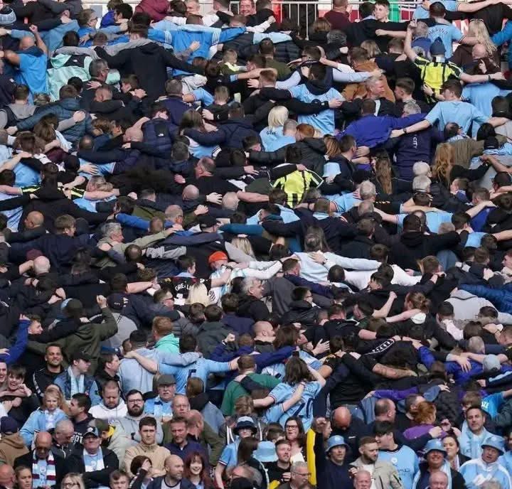 Im sorry but Man City doing the Poznan while 7-0 up against League 2 Salford should be the 116th charge 😂😂 #Afc #viral