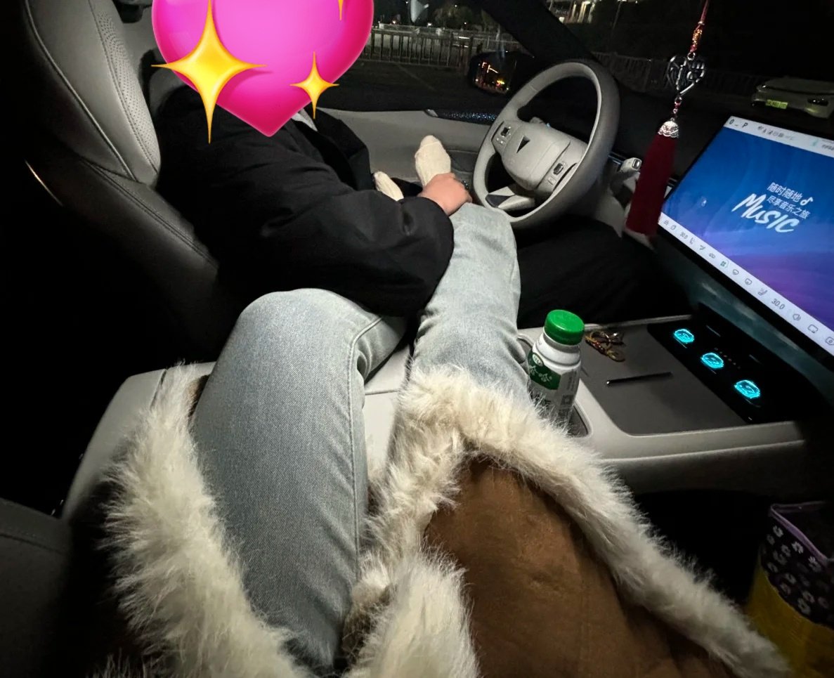 谁懂，线下只约舔脚而且在车上就迫不及待，结束后还要求把袜子送给他