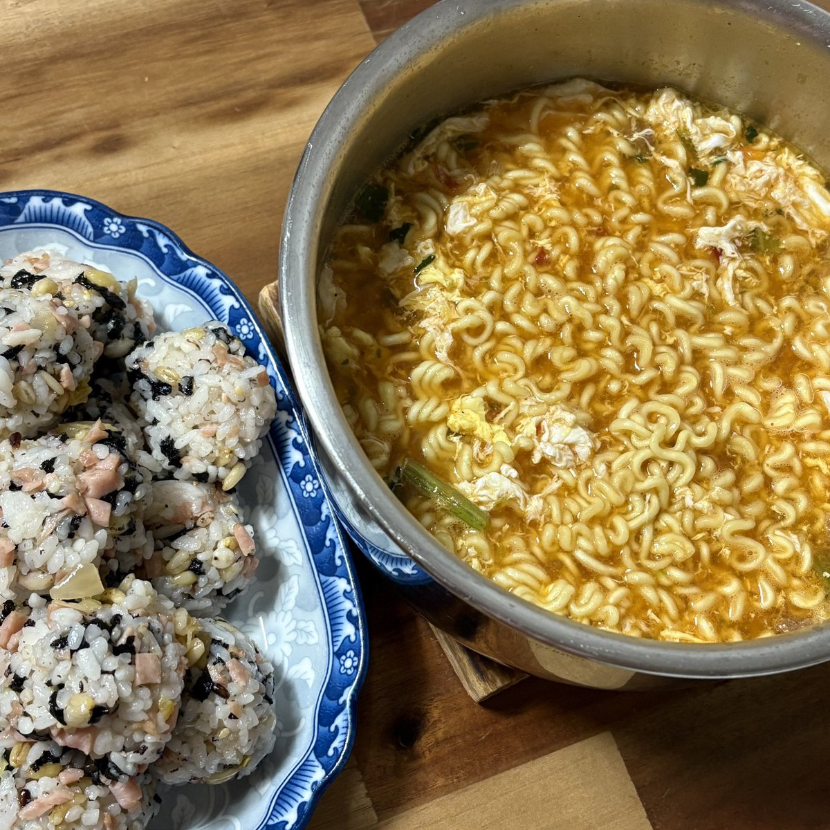one_world_702's tweet photo. 01.08

떡갈비에 밥
스팸김주먹밥 진라면매운맛 https://t.co/cFszLdbAGp