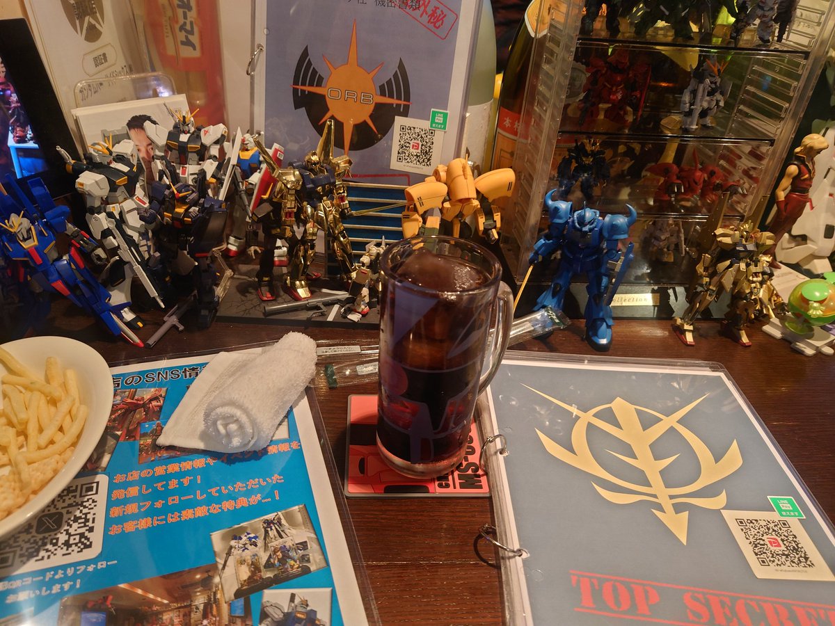 Kouichi_133's tweet photo. 北九州市小倉北区の『ガンダムBar Side6』さんに入港してきました♪
膨大な数のガンプラ&フィギュアに囲まれてTHE ORIGINを見ながら美味しい飲み物とお料理をいただくという至福の時間でした(*´ω`*)
揚げたこ焼きが超美味しかったです😊
ご馳走様でした✨
#ガンダムバー
#Side6 https://t.co/r3Mxwh5vua