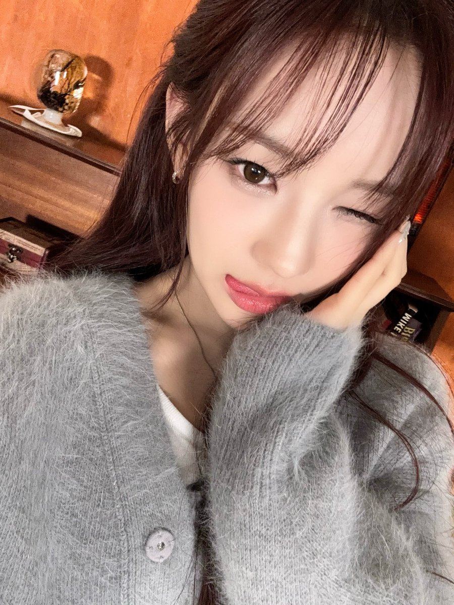 izna_offcl's tweet photo. [izME📮]

팬사인회도 라이브도 나야 너무 행복했어요🤍 
잘 자요 나야🌙✨

#izna #이즈나
#RYUSARANG #유사랑 https://t.co/H8DrQtT0Xu