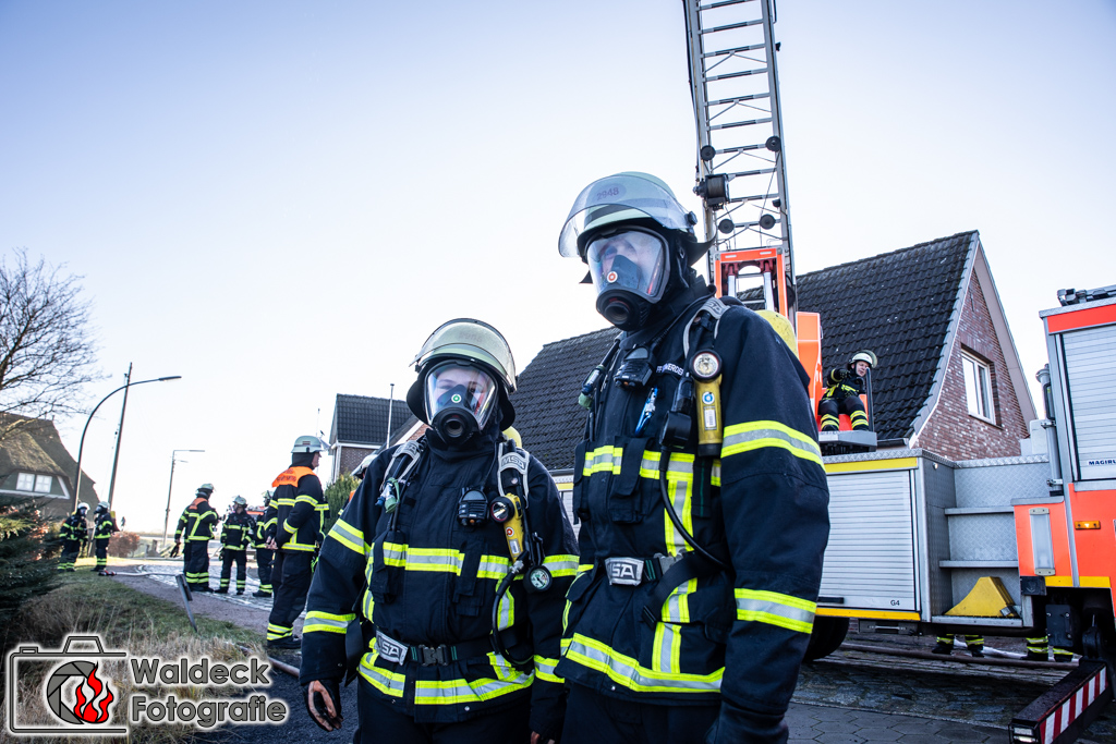 WaldeckFoto's tweet photo. #Großfeuer in #Hamburg #Krauel - Reetdachhaus geht in Flammen auf. Mehr auf: https://t.co/3jfitRjrEv https://t.co/gpHoZmxngK