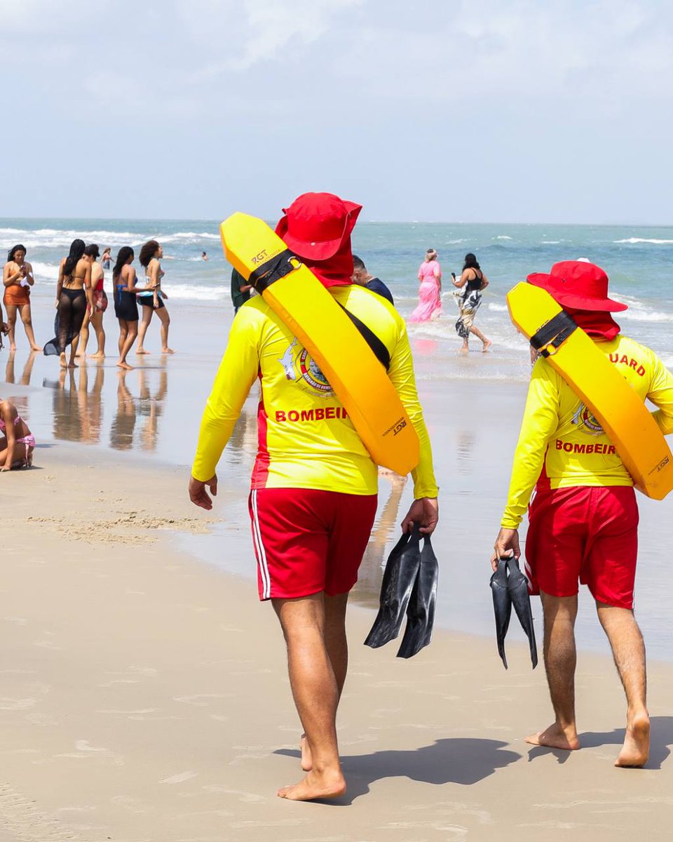 carlosbrandaoma's tweet photo. Desde o início do período de férias, nosso Batalhão de Bombeiros Marítimo intensificou a operação Praia Segura, redobrando a atenção aos banhistas. Para garantir a segurança de todos, a equipe tem usado drones para monitorar o mar. Ainda assim, reforçamos o alerta do atleta Bruno Lobo, que salvou heroicamente um jovem na praia do Olho d’Água: banhistas devem ficar próximos à faixa de areia para não serem levados pela correnteza.