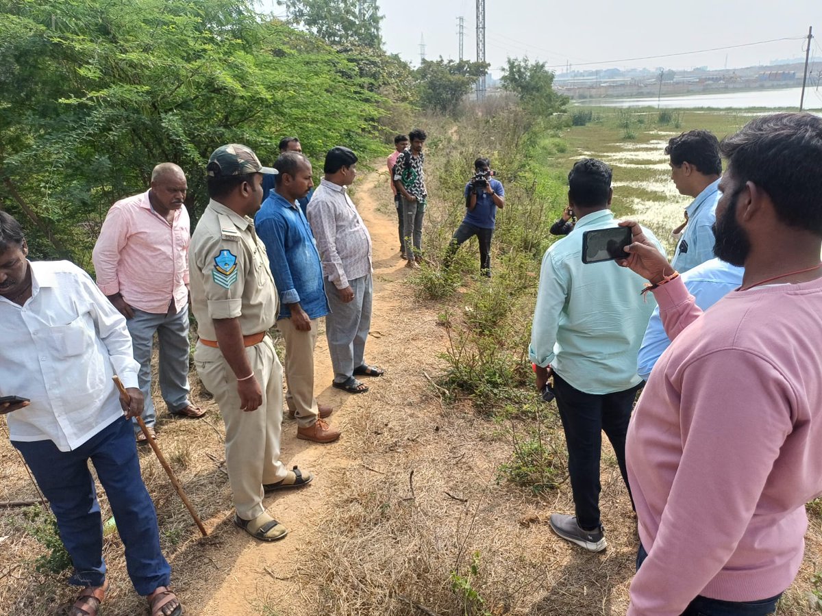 pasham_deepika's tweet photo. Four camera traps installed in Professor #Jayashankar Telangana State #Agricultural University limits as there were complaints for last 3days on suspected #pugmarks. We found no evidence of any wild animal- FDO Shamshabad Vijayanada Rao & Dr Hussain, Incharge Security Officer https://t.co/yJN8Ro1W2f