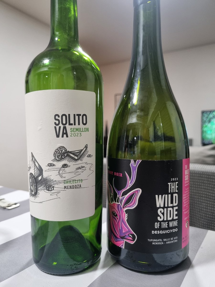 poyocoscia's tweet photo. Sabado  picada, pastas de principal y 2 vinos muy ricos!
Un semillon de sólito va, que es muy interesante, de entrada y luego, una novedad de @DesquiciadoOk que me encantó MUCHO! Un Pinot Noir!
A probar toda la linea the wild side de Desquiciado. 
Salú 🍷 https://t.co/m0w9ugU4Xo