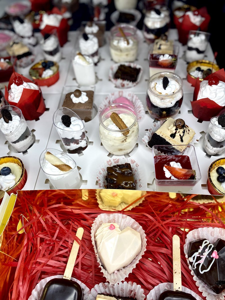 martha_ndahi's tweet photo. A little box of happiness, one dessert at a time! ๐ช๐ง Perfect for sharing (or not). ๐
#DessertBox #SweetIndulgence #BakingBliss #TreatYourself https://t.co/koURylyJvM