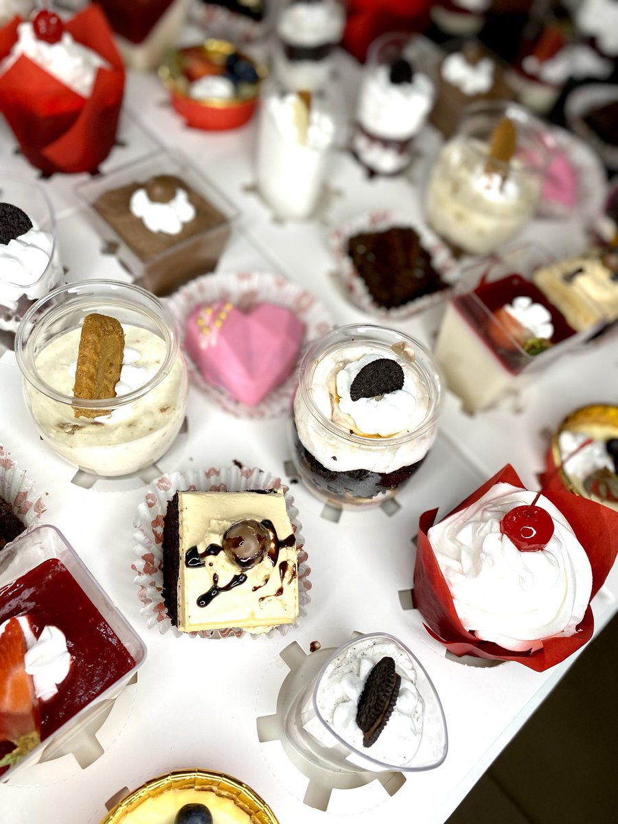 martha_ndahi's tweet photo. A little box of happiness, one dessert at a time! ๐ช๐ง Perfect for sharing (or not). ๐
#DessertBox #SweetIndulgence #BakingBliss #TreatYourself https://t.co/koURylyJvM