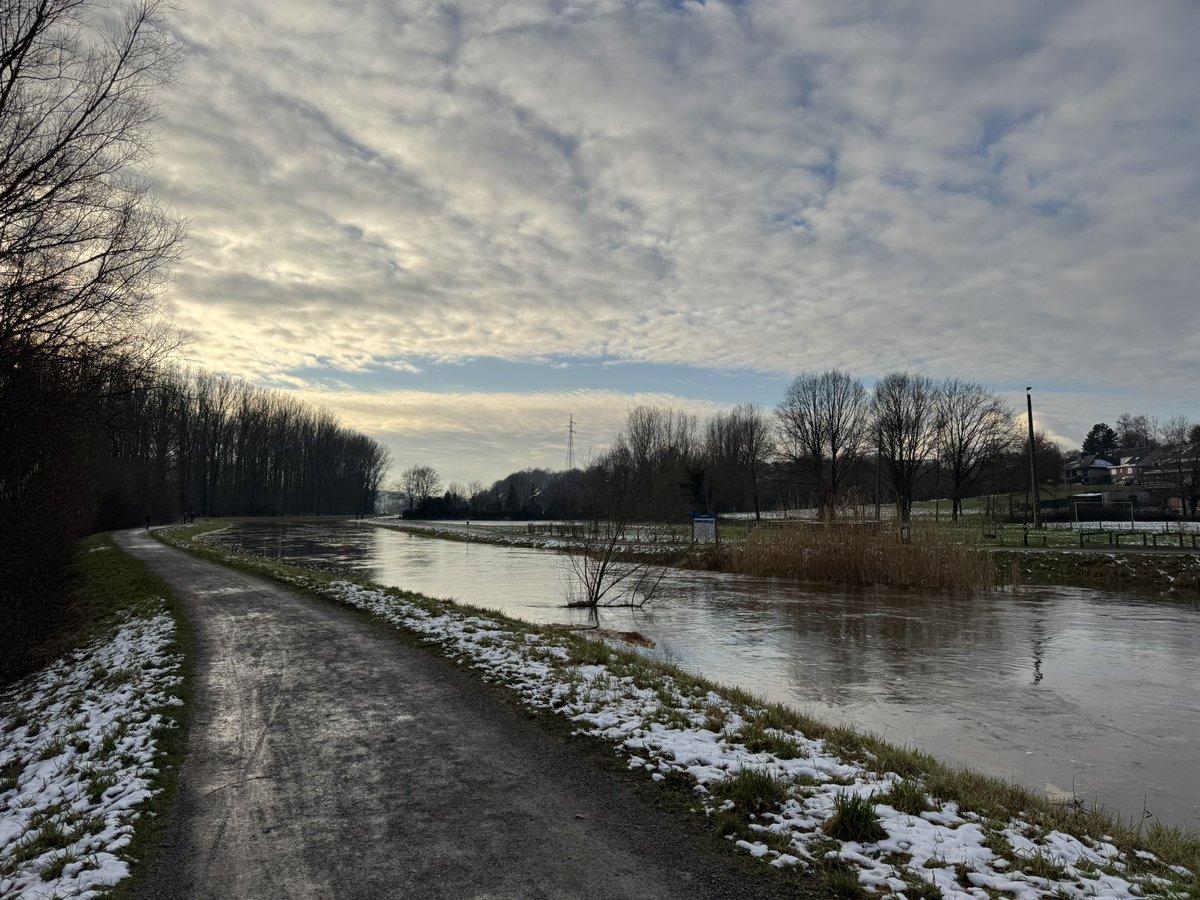 pboeckx's tweet photo. #vrtweer #langdorp 15u08 https://t.co/qlkoamBd5t