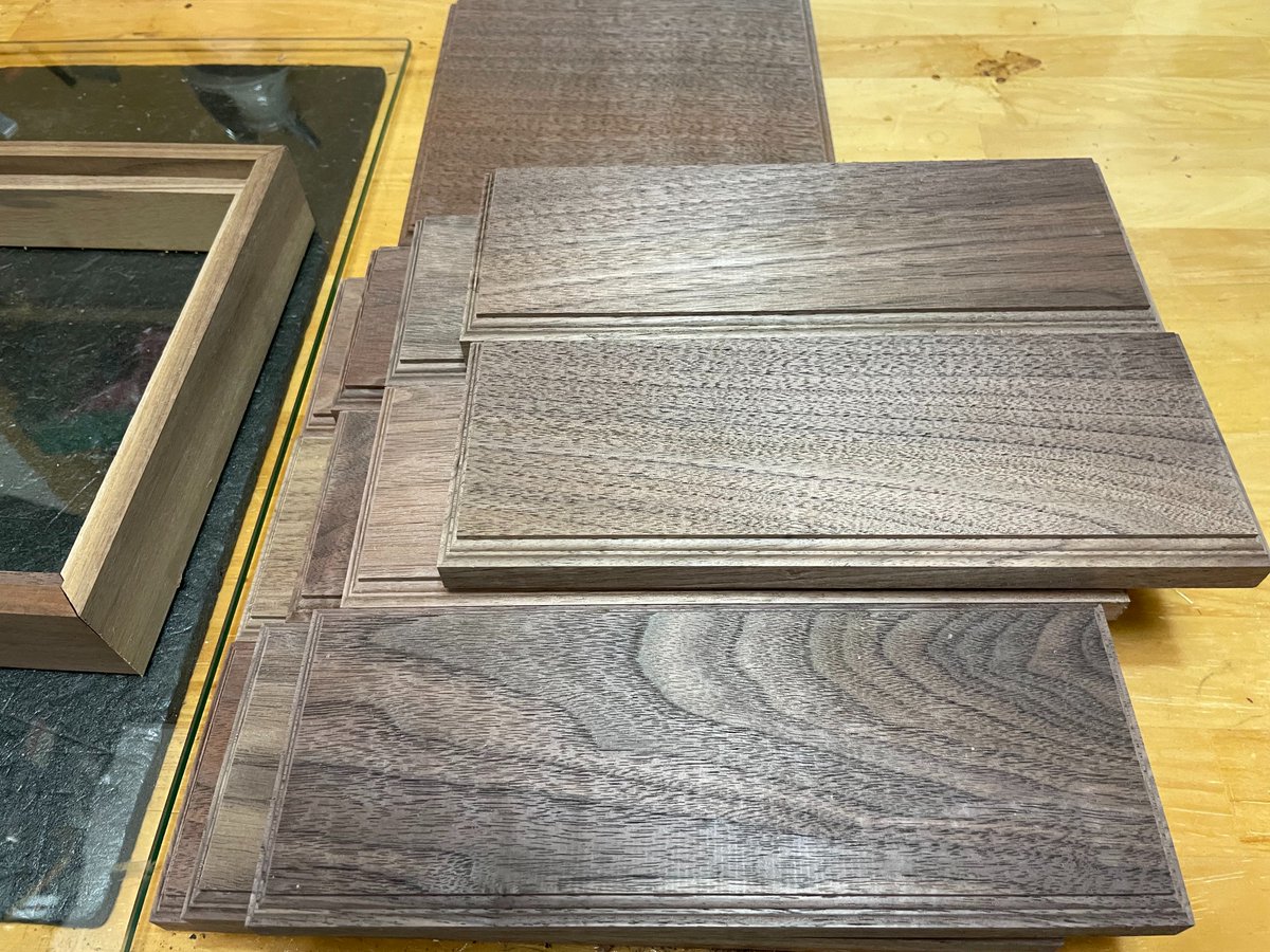 今日のTWD

1/12 レーサーバイク用ベースを製作しました。
こちらは38モデルさんでご購入いただけます。
ジオラマ用はガラス板に乗せて接着組み立て前でも
ピタッとできるよう調整してあります。
外寸法280㎜×230㎜×厚さ20ミリ
作品が入り込む部分を259㎜×209㎜にして深さを１０㎜
彫り込みました。