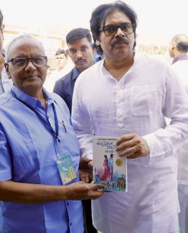 RaviMantrii's tweet photo. అమ్మ డైరీలో కొన్ని పేజీలు… ఎక్కడికి చేరాలి అని నేను ఇన్ని రోజులు ఎదురు చూసానో అక్కడికి చేరింది. 
@PawanKalyan sir 🙏🏻లక్షా యాభై వేల కాపీలను దాటిన నా తెలుగు పుస్తకం మీ వరకు చేరినందుకు చాలా సంతోషంగా ఉంది..! 

@ajupublications Yeyyy ✨🎊 https://t.co/pxXkou9Mon